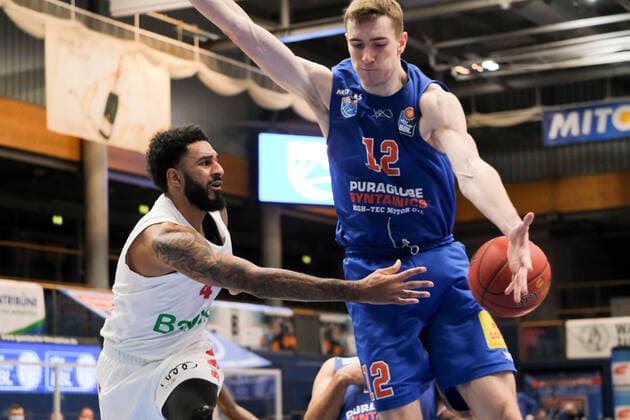 Basketball, Männer, BBL, 4. Spieltag, 08.12.2020, SYNTAINICS MBC - FC Bayern Muenchen, v.l.: DJ Seeley (FCBB, 4), Philipp Hartwich (MBC, 12). GER, BBL, Basketball, Maenner, SYNTAINICS MBC - FC Bayern Muenchen, 08.12.2020, Weissenfels