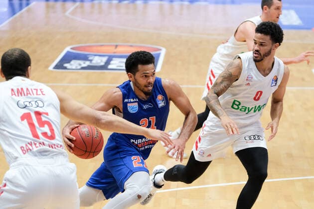 Basketball, Männer, BBL, 4. Spieltag, 08.12.2020, SYNTAINICS MBC - FC Bayern Muenchen, v.l.: Robin Amaize (FCBB, 15), Quinton Hooker (MBC, 21), Nick Weiler-Babb (FCBB, 0). GER, BBL, Basketball, Maenner, SYNTAINICS MBC - FC Bayern Muenchen, 08.12.2020, Weissenfels