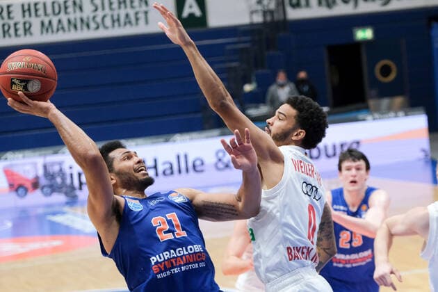 Basketball, Männer, BBL, 4. Spieltag, 08.12.2020, SYNTAINICS MBC - FC Bayern Muenchen, v.l.: Quinton Hooker (MBC, 21), Nick Weiler-Babb (FCBB, 0). GER, BBL, Basketball, Maenner, SYNTAINICS MBC - FC Bayern Muenchen, 08.12.2020, Weissenfels