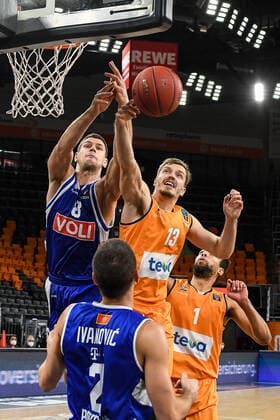 GER, EuroCup, ratiopharm ulm vs Buducnost VOLI Podgorica 08.12.2020, ratiopharm arena, Neu-Ulm, GER, EuroCup, ratiopharm ulm vs Buducnost VOLI Podgorica, im Bild Andreas Obst (Ulm, 13) mit erfolgreicher Abwehr gegen Dragan Apic (Podgorica, 8)