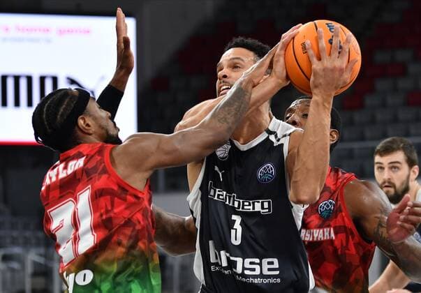 BAMBERG 08.12.2020 --- Basketball ---- Champions League ---- 3. Spieltag: Brose Bamberg vs Pinar Karsiyaka Izmir Dominic Lockhart (3, Brose Bamberg) gegen Tony TAYLOR (21, Pinar Karsiyaka) und Raymar MORGAN (2, Pinar Karsiyaka) --- Foto: Hans-Martin Issler isslerimages ---- Brose Bamberg vs Pinar Karsiyaka