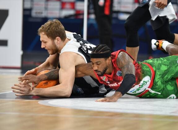 BAMBERG 08.12.2020 --- Basketball ---- Champions League ---- 3. Spieltag: Brose Bamberg vs Pinar Karsiyaka Izmir Christian Sengfelder (43, Brose Bamberg) gegen Tony TAYLOR (21, Pinar Karsiyaka) --- Foto: Hans-Martin Issler isslerimages ---- Brose Bamberg vs Pinar Karsiyaka