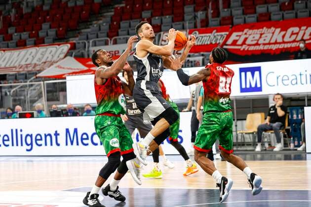 Mitte Dominic Lockhart (Brose Bamberg, 03) rechts Tony Taylor (Pinar Karsiyaka, 21) links D.J. Kennedy (Pinar Karsiyaka, 17) Basketball Champions League 2020 21, Gruppenphase Spieltag 3, Brose Bamberg - Pinar Karsiyaka 08.12.2020, Bamberg, Brose Arena Foto: Daniel Löb Loeb Verwendung des Fotos ausserhalb journalistischer Zwecke bitte Ruecksprache mit dem Fotografen halten. - Copyright: DanielxLöb
