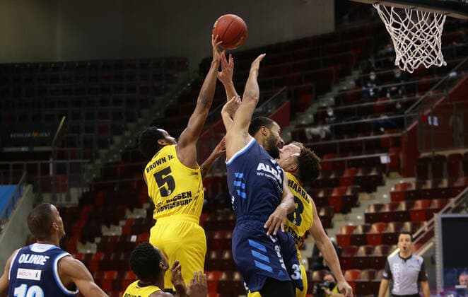 Ludwigsburg , Basketball easyCredit BBL Bundesliga , MHP RIESEN Ludwigsburg vs. Alba Berlin , von links: Barry Brown ( Riesen ) Johannes Thiemann ( Alba )