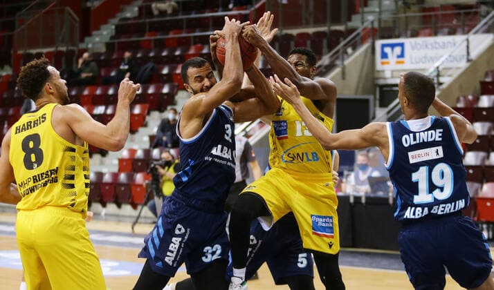 Ludwigsburg , Basketball easyCredit BBL Bundesliga , MHP RIESEN Ludwigsburg vs. Alba Berlin , von links: Elias Harris ( Riesen ) Johannes Thiemann ( Alba ) Yorman Polas Bartolo ( Riesen ) Louis Olinde ( Alba )