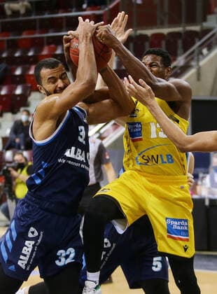 Ludwigsburg , Basketball easyCredit BBL Bundesliga , MHP RIESEN Ludwigsburg vs. Alba Berlin , von links: Johannes Thiemann ( Alba ) Yorman Polas Bartolo ( Riesen )