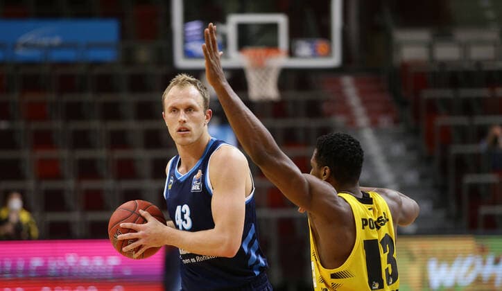 Ludwigsburg , Basketball easyCredit BBL Bundesliga , MHP RIESEN Ludwigsburg vs. Alba Berlin ,von links: Luka Sikma ( Alba ) Yorman Polas Bartolo ( Riesen )