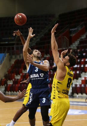 Ludwigsburg , Basketball easyCredit BBL Bundesliga , MHP RIESEN Ludwigsburg vs. Alba Berlin , von links: Peyton Siva ( Alba ) Elias Harris ( Riesen )