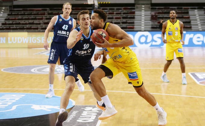 Ludwigsburg , Basketball easyCredit BBL Bundesliga , MHP RIESEN Ludwigsburg vs. Alba Berlin , von links: Tim Schneider ( Alba ) Elias Harris ( Riesen )