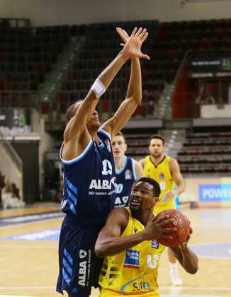 Ludwigsburg , Basketball easyCredit BBL Bundesliga , MHP RIESEN Ludwigsburg vs. Alba Berlin , von links: Louis Olinde ( Alba ) Yorman Polas Bartolo ( Riesen )