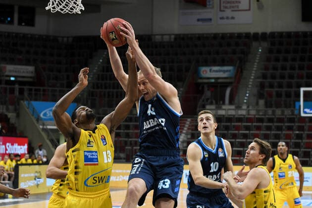 Luke Sikma (ALBA Berlin) im Zweikampf mit Yorman Polas Bartolo (MHP Riesen Ludwigsburg), GER, MHP Riesen Ludwigsburg vs. ALBA Berlin, 08.12.2020, 6. Spieltag easycredit Basketball Bundesliga, Spielzeit 2020 2021. GER, MHP Riesen Ludwigsburg vs. ALBA Berlin, 08.12.2020, 6. Spieltag easycredit Basketball Bundesliga, Spielzeit 2020 2021. Ludwigsburg Copyright: xEibnerxPressefoto MichaelxMemmlerx EP_MMR