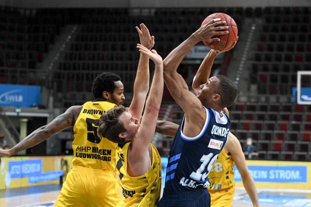 Louis Olinde (ALBA Berlin) im Zweikampf mit Jordan Hulls (MHP Riesen Ludwigsburg), GER, MHP Riesen Ludwigsburg vs. ALBA Berlin, 08.12.2020, 6. Spieltag easycredit Basketball Bundesliga, Spielzeit 2020 2021. GER, MHP Riesen Ludwigsburg vs. ALBA Berlin, 08.12.2020, 6. Spieltag easycredit Basketball Bundesliga, Spielzeit 2020 2021. Ludwigsburg Copyright: xEibnerxPressefoto MichaelxMemmlerx EP_MMR