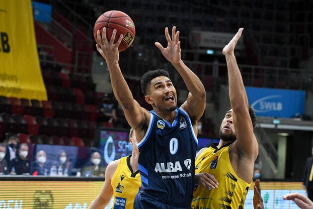 Maodo Lo (ALBA Berlin) im Zweikampf mit Elias Harris (MHP Riesen Ludwigsburg), GER, MHP Riesen Ludwigsburg vs. ALBA Berlin, 08.12.2020, 6. Spieltag easycredit Basketball Bundesliga, Spielzeit 2020 2021. GER, MHP Riesen Ludwigsburg vs. ALBA Berlin, 08.12.2020, 6. Spieltag easycredit Basketball Bundesliga, Spielzeit 2020 2021. Ludwigsburg Copyright: xEibnerxPressefoto MichaelxMemmlerx EP_MMR