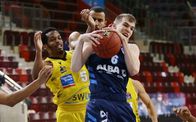 Ludwigsburg , Basketball easyCredit BBL Bundesliga , MHP RIESEN Ludwigsburg vs. Alba Berlin , von links: Barry Brown ( Riesen ) Malte Delow ( Alba )