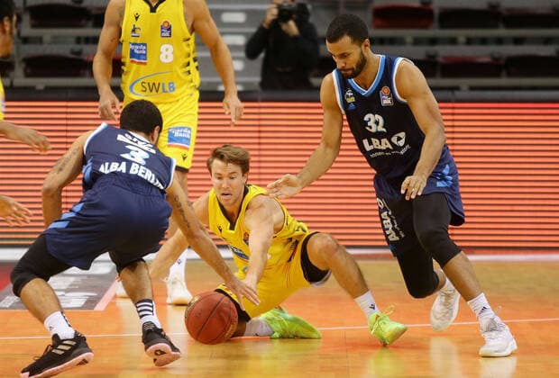 Ludwigsburg , Basketball easyCredit BBL Bundesliga , MHP RIESEN Ludwigsburg vs. Alba Berlin , von links: Peyton Siva ( Alba ) Jordan Hulls ( Riesen ) Johannes Thiemann ( Alba )