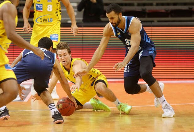 Ludwigsburg , Basketball easyCredit BBL Bundesliga , MHP RIESEN Ludwigsburg vs. Alba Berlin , von links: Peyton Siva ( Alba ) Jordan Hulls ( Riesen ) Johannes Thiemann ( Alba )