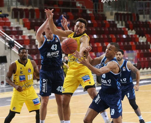 V.li. Luke Sikma (Alba), Elias Harris (Riesen) , Louis Olinde (Alba) . MHP Riesen Ludwigsburg vs. Alba Berlin . Basketball-Bundesliga 2020-2021. Ludwigsburg , GER, 08.12.2020,