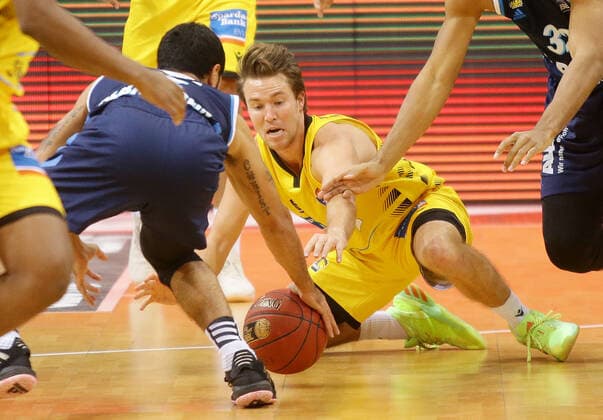 Ludwigsburg , Basketball easyCredit BBL Bundesliga , MHP RIESEN Ludwigsburg vs. Alba Berlin , von links: Peyton Siva ( Alba ) Jordan Hulls ( Riesen )