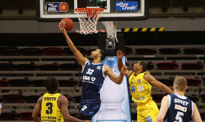 Ludwigsburg , Basketball easyCredit BBL Bundesliga , MHP RIESEN Ludwigsburg vs. Alba Berlin , von links: Johannes Thiemann ( Alba ) Tremmell Darden ( Riesen )