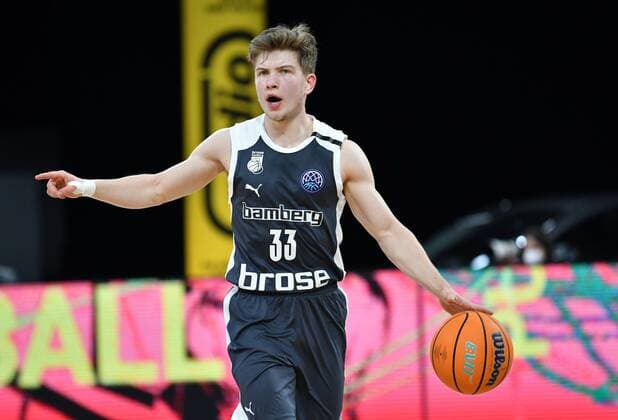BAMBERG 08.12.2020 --- Basketball ---- Champions League ---- 3. Spieltag: Brose Bamberg vs Pinar Karsiyaka Izmir Bennet Hundt (33, Brose Bamberg) treibt sein Team an. --- Foto: Hans-Martin Issler isslerimages ---- Brose Bamberg vs Pinar Karsiyaka