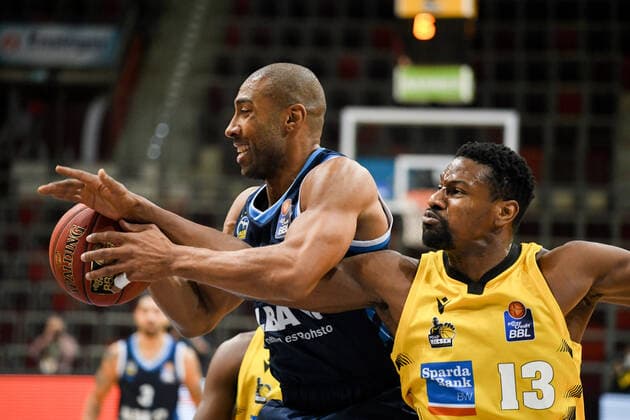 Sport Bilder des Tages Jayson Granger (ALBA Berlin) im Zweikampf mit Yorman Polas Bartolo (MHP Riesen Ludwigsburg), GER, MHP Riesen Ludwigsburg vs. ALBA Berlin, 08.12.2020, 6. Spieltag easycredit Basketball Bundesliga, Spielzeit 2020 2021. GER, MHP Riesen Ludwigsburg vs. ALBA Berlin, 08.12.2020, 6. Spieltag easycredit Basketball Bundesliga, Spielzeit 2020 2021. Ludwigsburg Copyright: xEibnerxPressefoto MichaelxMemmlerx EP_MMR