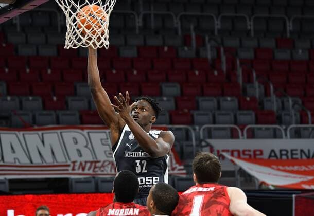 BAMBERG 08.12.2020 --- Basketball ---- Champions League ---- 3. Spieltag: Brose Bamberg vs Pinar Karsiyaka Izmir Norense Odiase (32, Brose Bamberg) mit Korbleger gegen Raymar MORGAN (2, Pinar Karsiyaka) und Metecan BIRSEN (1, Pinar Karsiyaka) --- Foto: Hans-Martin Issler isslerimages ---- Brose Bamberg vs Pinar Karsiyaka