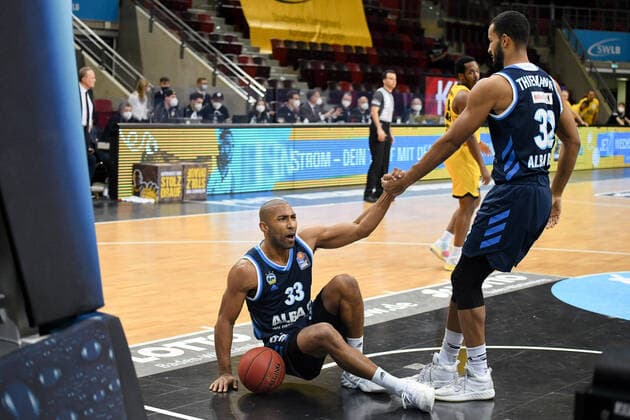 Sport Themen der Woche KW50 Sport Bilder des Tages Johannes Thiemann (ALBA Berlin) hilft Jayson Granger (ALBA Berlin) auf die Beine, GER, MHP Riesen Ludwigsburg vs. ALBA Berlin, 08.12.2020, 6. Spieltag easycredit Basketball Bundesliga, Spielzeit 2020 2021. GER, MHP Riesen Ludwigsburg vs. ALBA Berlin, 08.12.2020, 6. Spieltag easycredit Basketball Bundesliga, Spielzeit 2020 2021. Ludwigsburg Copyright: xEibnerxPressefoto MichaelxMemmlerx EP_MMR