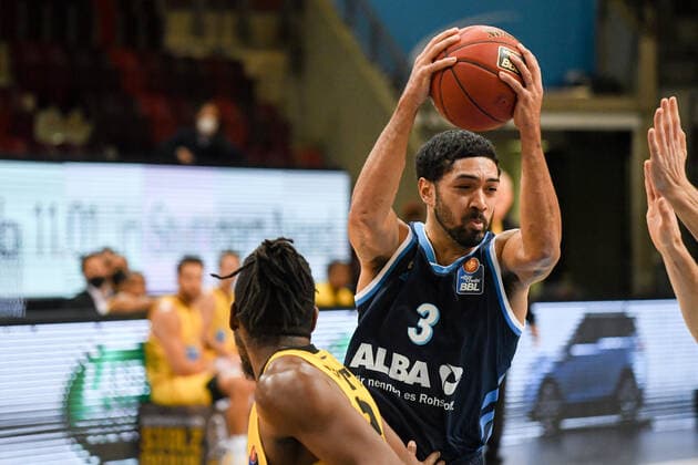 Peyton Siva (ALBA Berlin) im Zweikampf mit Jaleen Smith (MHP Riesen Ludwigsburg), GER, MHP Riesen Ludwigsburg vs. ALBA Berlin, 08.12.2020, 6. Spieltag easycredit Basketball Bundesliga, Spielzeit 2020 2021. GER, MHP Riesen Ludwigsburg vs. ALBA Berlin, 08.12.2020, 6. Spieltag easycredit Basketball Bundesliga, Spielzeit 2020 2021. Ludwigsburg Copyright: xEibnerxPressefoto MichaelxMemmlerx EP_MMR