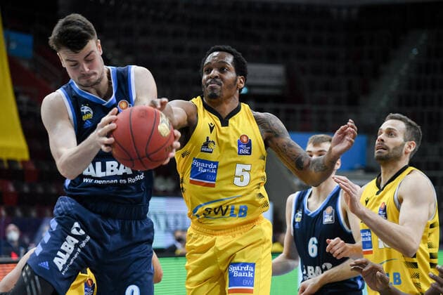 Barry Brown Jr. (MHP Riesen Ludwigsburg) im Zweikampf mit Jonas Mattisseck (ALBA Berlin), GER, MHP Riesen Ludwigsburg vs. ALBA Berlin, 08.12.2020, 6. Spieltag easycredit Basketball Bundesliga, Spielzeit 2020 2021. GER, MHP Riesen Ludwigsburg vs. ALBA Berlin, 08.12.2020, 6. Spieltag easycredit Basketball Bundesliga, Spielzeit 2020 2021. Ludwigsburg Copyright: xEibnerxPressefoto MichaelxMemmlerx EP_MMR