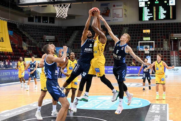 Johannes Thiemann (ALBA Berlin) und Niels Giffey (ALBA Berlin) am Korb gegen Yorman Polas Bartolo (MHP Riesen Ludwigsburg), GER, MHP Riesen Ludwigsburg vs. ALBA Berlin, 08.12.2020, 6. Spieltag easycredit Basketball Bundesliga, Spielzeit 2020 2021. GER, MHP Riesen Ludwigsburg vs. ALBA Berlin, 08.12.2020, 6. Spieltag easycredit Basketball Bundesliga, Spielzeit 2020 2021. Ludwigsburg Copyright: xEibnerxPressefoto MichaelxMemmlerx EP_MMR
