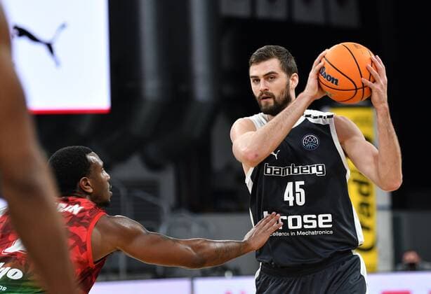 BAMBERG 08.12.2020 --- Basketball ---- Champions League ---- 3. Spieltag: Brose Bamberg vs Pinar Karsiyaka Izmir David Kravish (45, Brose Bamberg) gegen Raymar MORGAN (2, Pinar Karsiyaka) --- Foto: Hans-Martin Issler isslerimages ---- Brose Bamberg vs Pinar Karsiyaka