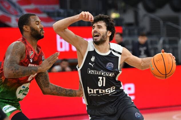BAMBERG 08.12.2020 --- Basketball ---- Champions League ---- 3. Spieltag: Brose Bamberg vs Pinar Karsiyaka Izmir Michele Vitali (31, Brose Bamberg) gegen Amath M BAYE (24, Pinar Karsiyaka) --- Foto: Hans-Martin Issler isslerimages ---- Brose Bamberg vs Pinar Karsiyaka