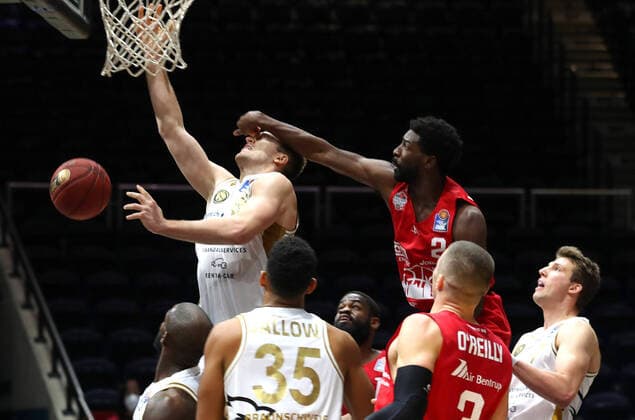 Löwen Braunschweig vs. Giessen, BBL Braunschweig, 08.12.2020, BASKETBALL - easyCredit BBL Basketball Bundesliga, Löwen Braunschweig vs. JobStairs Giessen 46ers, Saison 2020 21. Martin Peterka (Löwen Braunschweig) , Isaac Hamilton (Giessen) Braunschweig