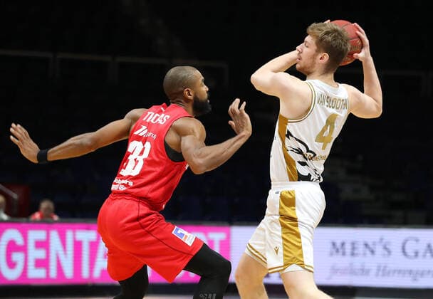 Löwen Braunschweig vs. Giessen, BBL Braunschweig, 08.12.2020, BASKETBALL - easyCredit BBL Basketball Bundesliga, Löwen Braunschweig vs. JobStairs Giessen 46ers, Saison 2020 21. Brandon Thomas (Giessen), Luc van Slooten (Löwen Braunschweig) Braunschweig