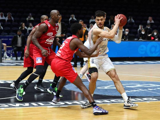 Löwen Braunschweig vs. Giessen, BBL Braunschweig, 08.12.2020, BASKETBALL - easyCredit BBL Basketball Bundesliga, Löwen Braunschweig vs. JobStairs Giessen 46ers, Saison 2020 21. Isaac Hamilton (Giessen), Gavin Schilling (Löwen Braunschweig) Braunschweig