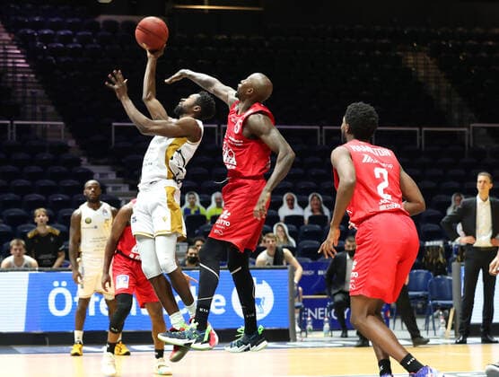 Löwen Braunschweig vs. Giessen, BBL Braunschweig, 08.12.2020, BASKETBALL - easyCredit BBL Basketball Bundesliga, Löwen Braunschweig vs. JobStairs Giessen 46ers, Saison 2020 21. Bazoumana KonÃ (Löwen Braunschweig), Isaac Hamilton (Giessen) Brandon Bowman (Giessen) Braunschweig