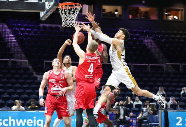 Löwen Braunschweig vs. Giessen, BBL Braunschweig, 08.12.2020, BASKETBALL - easyCredit BBL Basketball Bundesliga, Löwen Braunschweig vs. JobStairs Giessen 46ers, Saison 2020 21. Bjarne Kraushaar (Giessen), Gavin Schilling (Löwen Braunschweig) Braunschweig
