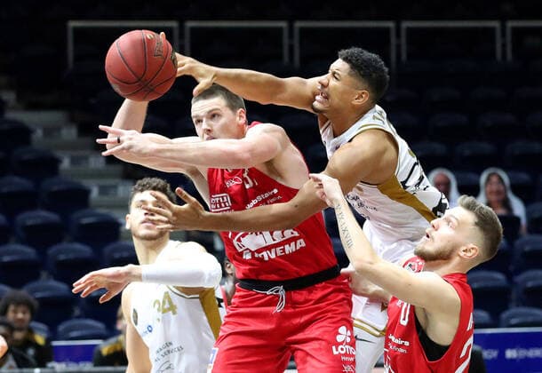 Löwen Braunschweig vs. Giessen, BBL Braunschweig, 08.12.2020, BASKETBALL - easyCredit BBL Basketball Bundesliga, Löwen Braunschweig vs. JobStairs Giessen 46ers, Saison 2020 21. Scottie James Jr. (Giessen), Karim Jallow (Löwen Braunschweig) Braunschweig