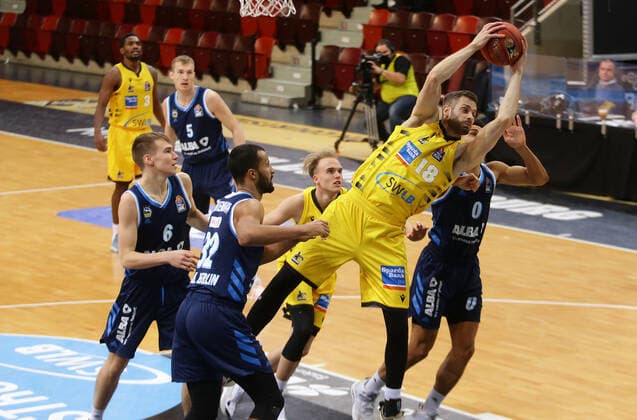 Ludwigsburg , Basketball easyCredit BBL Bundesliga , MHP RIESEN Ludwigsburg vs. Alba Berlin , von links: Johannes Thiemann ( Alba ) 7 Jonas Wohlfarth-Bottermann ( Riesen )