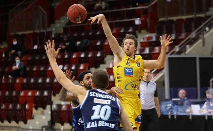 Ludwigsburg , Basketball easyCredit BBL Bundesliga , MHP RIESEN Ludwigsburg vs. Alba Berlin , Jordan Hulls ( Riesen )