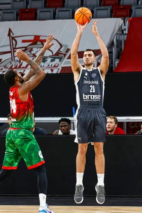 rechts Chase Fieler (Brose Bamberg, 20) links M Baye Amath (Pinar Karsiyaka, 24) Basketball Champions League 2020 21, Gruppenphase Spieltag 3, Brose Bamberg - Pinar Karsiyaka 08.12.2020, Bamberg, Brose Arena Foto: Daniel Löb Loeb Verwendung des Fotos ausserhalb journalistischer Zwecke bitte Ruecksprache mit dem Fotografen halten. - Copyright: DanielxLöb
