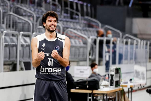 Michele Vitali (Brose Bamberg, 31) JUbel Basketball Champions League 2020 21, Gruppenphase Spieltag 3, Brose Bamberg - Pinar Karsiyaka 08.12.2020, Bamberg, Brose Arena Foto: Daniel Löb Loeb Verwendung des Fotos ausserhalb journalistischer Zwecke bitte Ruecksprache mit dem Fotografen halten. - Copyright: DanielxLöb