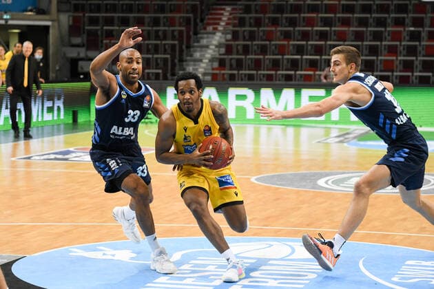 Barry Brown Jr. (MHP Riesen Ludwigsburg) im Zweikampf mit Jayson Granger (ALBA Berlin), GER, MHP Riesen Ludwigsburg vs. ALBA Berlin, 08.12.2020, 6. Spieltag easycredit Basketball Bundesliga, Spielzeit 2020 2021. GER, MHP Riesen Ludwigsburg vs. ALBA Berlin, 08.12.2020, 6. Spieltag easycredit Basketball Bundesliga, Spielzeit 2020 2021. Ludwigsburg Copyright: xEibnerxPressefoto MichaelxMemmlerx EP_MMR