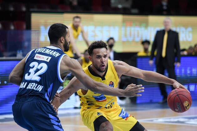 Elias Harris (MHP Riesen Ludwigsburg) im Zweikampf mit Johannes Thiemann (ALBA Berlin), GER, MHP Riesen Ludwigsburg vs. ALBA Berlin, 08.12.2020, 6. Spieltag easycredit Basketball Bundesliga, Spielzeit 2020 2021. GER, MHP Riesen Ludwigsburg vs. ALBA Berlin, 08.12.2020, 6. Spieltag easycredit Basketball Bundesliga, Spielzeit 2020 2021. Ludwigsburg Copyright: xEibnerxPressefoto MichaelxMemmlerx EP_MMR