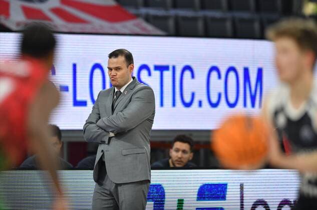 BAMBERG 08.12.2020 --- Basketball ---- Champions League ---- 3. Spieltag: Brose Bamberg vs Pinar Karsiyaka Izmir Headcoach Johan Roijakkers (Brose Bamberg) beobachtet das Spiel --- Foto: Hans-Martin Issler isslerimages ---- Brose Bamberg vs Pinar Karsiyaka