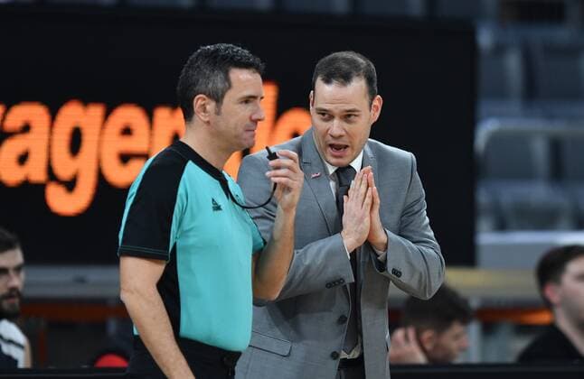 BAMBERG 08.12.2020 --- Basketball ---- Champions League ---- 3. Spieltag: Brose Bamberg vs Pinar Karsiyaka Izmir Headcoach Johan Roijakkers (Brose Bamberg) spricht mit Schiedsrichter --- Foto: Hans-Martin Issler isslerimages ---- Brose Bamberg vs Pinar Karsiyaka