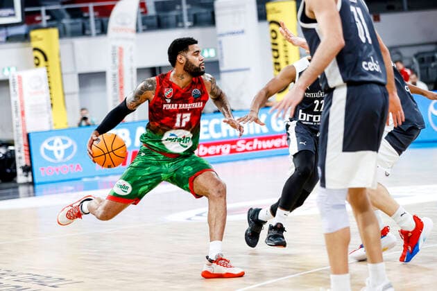 links D.J. Kennedy (Pinar Karsiyaka, 17) Basketball Champions League 2020 21, Gruppenphase Spieltag 3, Brose Bamberg - Pinar Karsiyaka 08.12.2020, Bamberg, Brose Arena Foto: Daniel Löb Loeb Verwendung des Fotos ausserhalb journalistischer Zwecke bitte Ruecksprache mit dem Fotografen halten. - Copyright: DanielxLöb