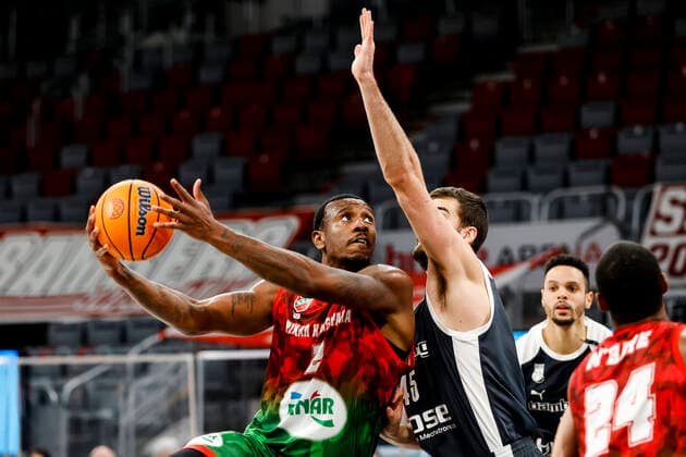 links Raymar Morgan (Pinar Karsiyaka, 02) rechts David Kravish (Brose Bamberg, 45) Basketball Champions League 2020 21, Gruppenphase Spieltag 3, Brose Bamberg - Pinar Karsiyaka 08.12.2020, Bamberg, Brose Arena Foto: Daniel Löb Loeb Verwendung des Fotos ausserhalb journalistischer Zwecke bitte Ruecksprache mit dem Fotografen halten. - Copyright: DanielxLöb