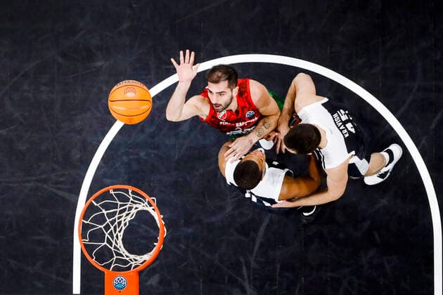 links Sonsirma Yunus (Pinar Karsiyaka, 39) Basketball Champions League 2020 21, Gruppenphase Spieltag 3, Brose Bamberg - Pinar Karsiyaka 08.12.2020, Bamberg, Brose Arena Foto: Daniel Löb Loeb Verwendung des Fotos ausserhalb journalistischer Zwecke bitte Ruecksprache mit dem Fotografen halten. - Copyright: DanielxLöb