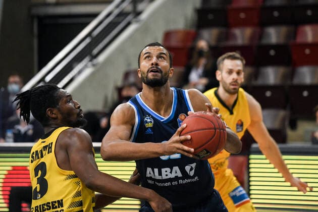 Johannes Thiemann (ALBA Berlin) im Zweikampf mit Jaleen Smith (MHP Riesen Ludwigsburg), GER, MHP Riesen Ludwigsburg vs. ALBA Berlin, 08.12.2020, 6. Spieltag easycredit Basketball Bundesliga, Spielzeit 2020 2021. GER, MHP Riesen Ludwigsburg vs. ALBA Berlin, 08.12.2020, 6. Spieltag easycredit Basketball Bundesliga, Spielzeit 2020 2021. Ludwigsburg Copyright: xEibnerxPressefoto MichaelxMemmlerx EP_MMR